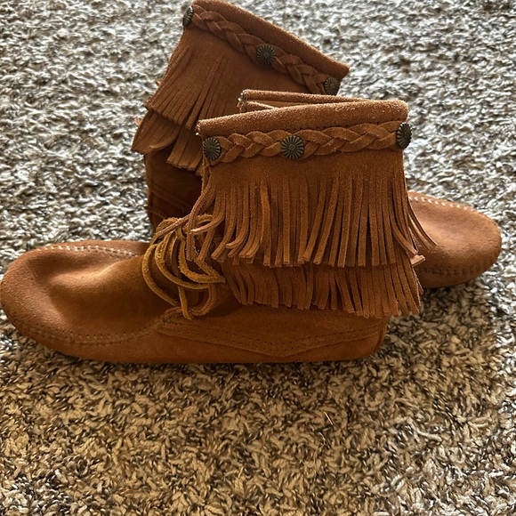 Minnetonka boots. Size 8 in women’s. Chestnut color. - Picture 3 of 4